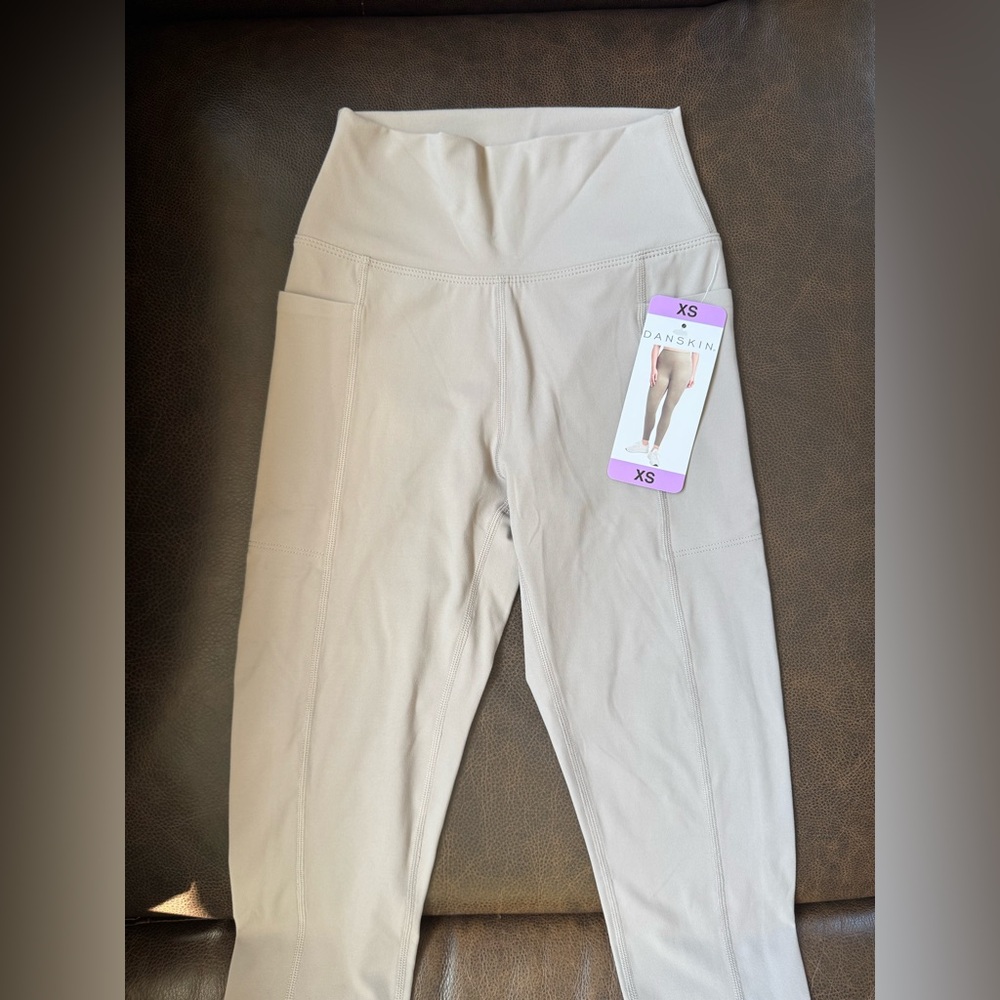 NWT Danskin high-waisted leggings with pockets Size XS